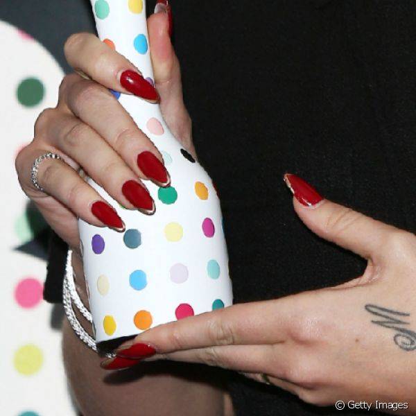 Para receber o BRIT Awards 2013, na categoria de melhor artista feminina, Lana escolheu uma nail art inglesinha, com a base vermelha e a pontinha dourada
